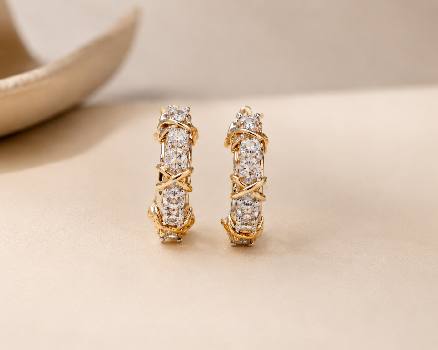 Brinco Argola Vertical com Cristais e Detalhes em Ouro 18K - Imagem 5