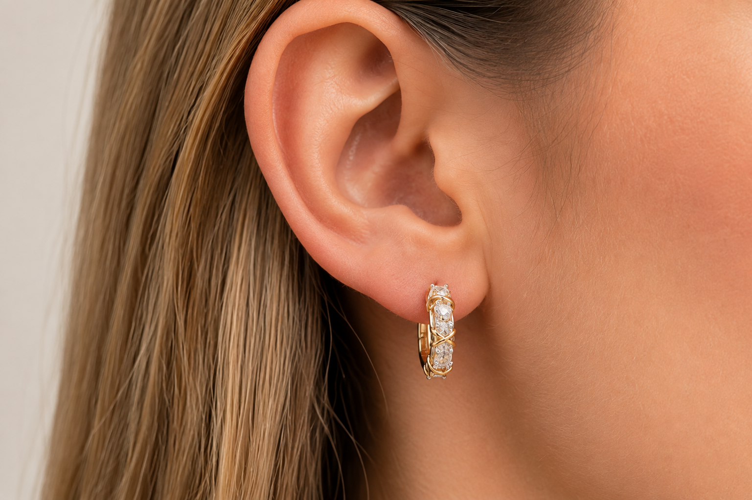 Brinco Argola Vertical com Cristais e Detalhes em Ouro 18K - Imagem 4