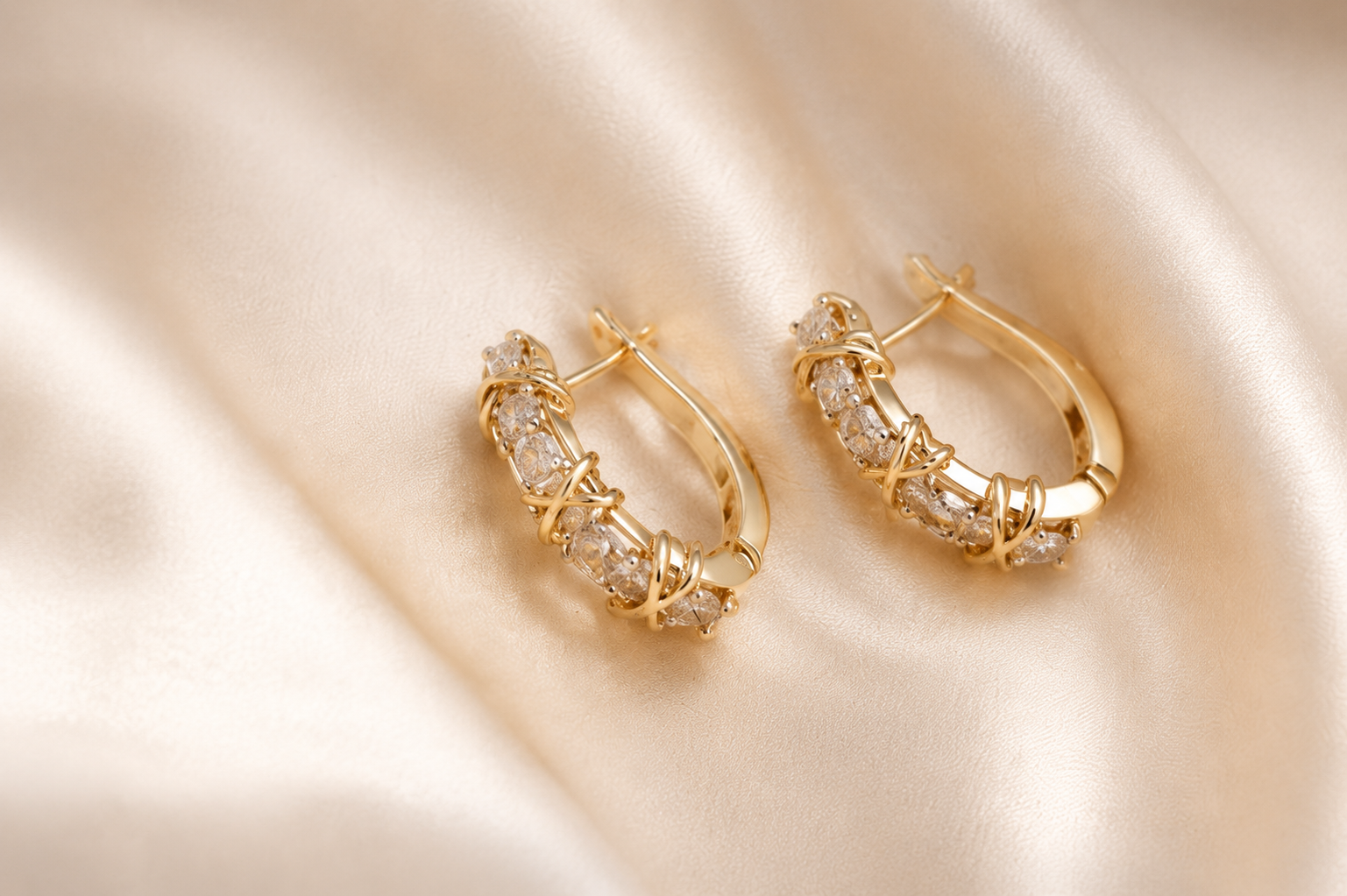 Brinco Argola Vertical com Cristais e Detalhes em Ouro 18K - Imagem 3