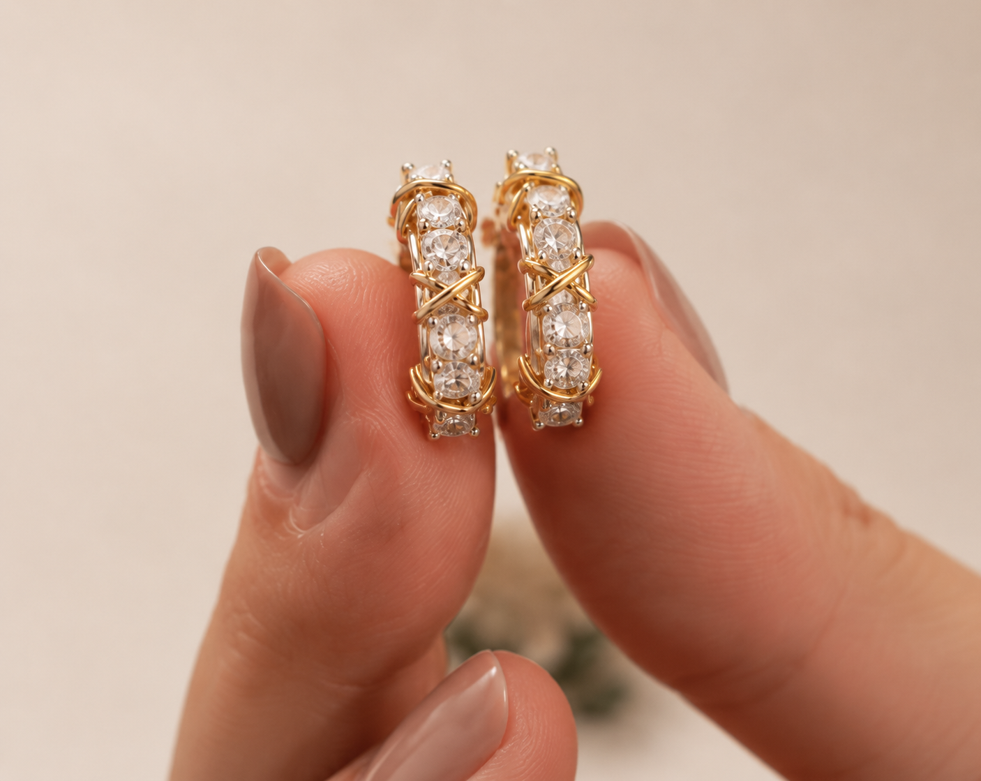Brinco Argola Vertical com Cristais e Detalhes em Ouro 18K - Imagem 2